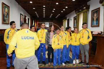 Recepción de la alcaldesa y del concejal de Deportes a los campeones del Club Taz Jinámar (Foto Antonio Alí)